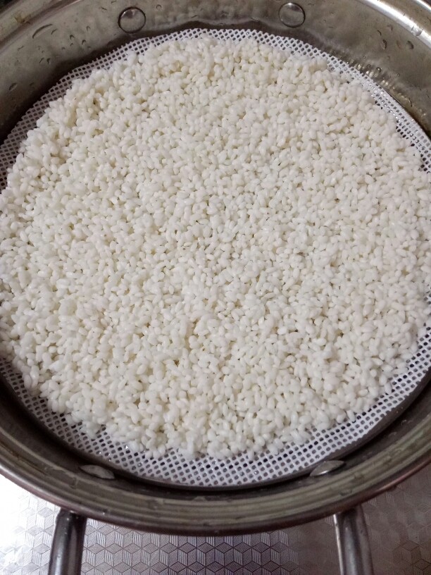 自制米酒,把泡过的糯米放进蒸锅，蒸约30分钟。