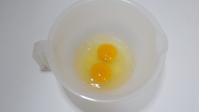 	 粗粮饮食—紫甘蓝玉米早餐饼	 	,鸡蛋打入容器