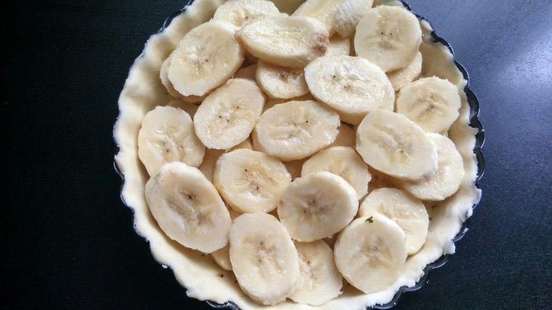 百变水果    香蕉派,将香蕉平铺在披萨盘中。