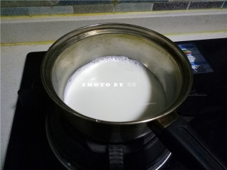 南瓜燕麦浓汤,奶锅倒掉清水，倒入牛奶，小火加热；