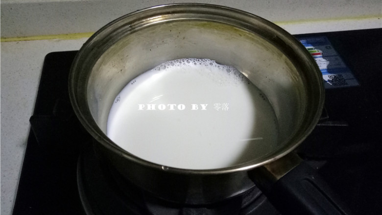 南瓜燕麦浓汤,奶锅倒掉清水，倒入牛奶，小火加热；