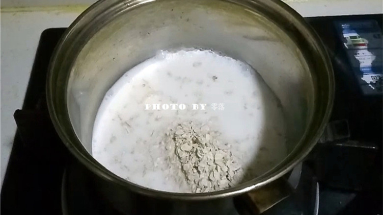 南瓜燕麦浓汤,牛奶温热后，倒入燕麦煮1分钟，关火，浸泡1-2分钟；