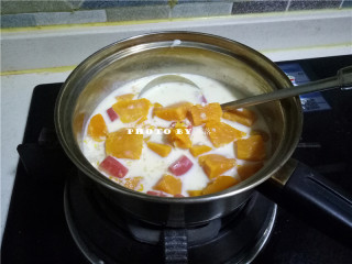 南瓜燕麦浓汤,放入南瓜、胡萝卜，调入少量盐，搅拌均匀；
