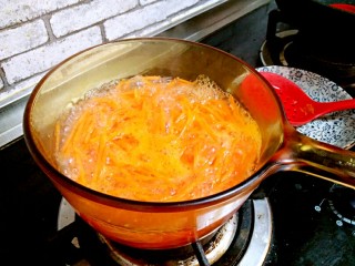 胡萝卜羊肉包子,胡萝卜放入开水中煮一下，捞出来用凉水过一遍，攥干水分。