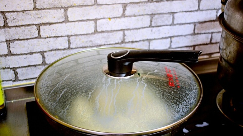 鸡肉芹菜锅贴,盖上盖，小火焖至水干即可