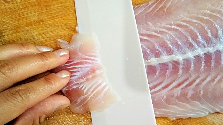焦熘鱼片,龙利鱼用45度斜刀切成厚片儿。