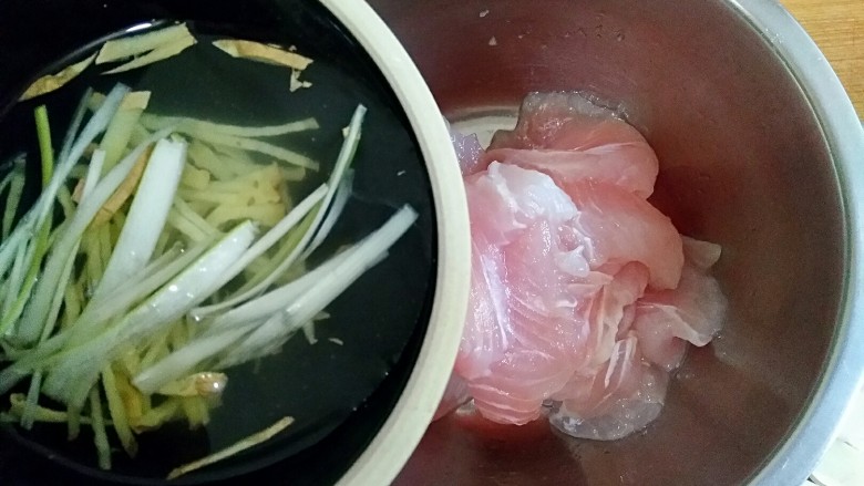 焦熘鱼片,再加入适量葱姜水抓匀腌制10分钟入味。