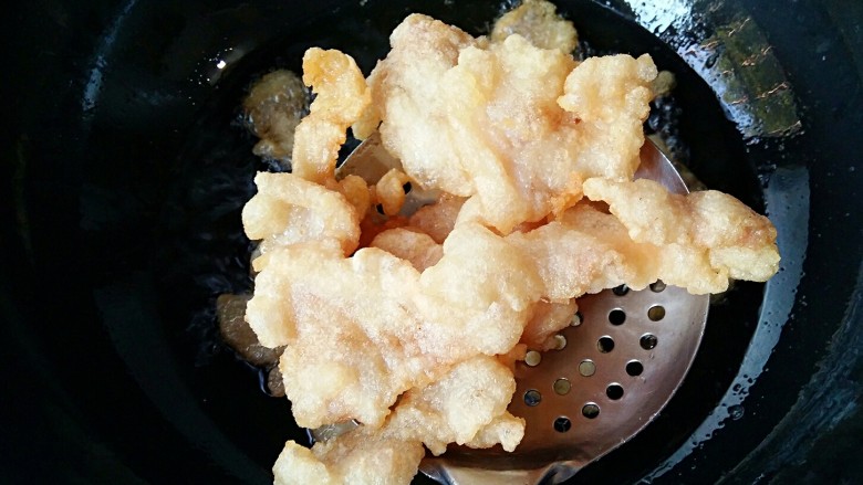 焦熘鱼片,直到变为金黄色，鱼肉酥脆，控油捞出备用。