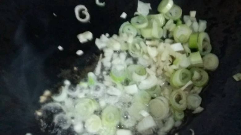 酸甜开胃的果仁菠菜,锅里放一点点油，把蒜末和葱花倒进去小火炒出香味。