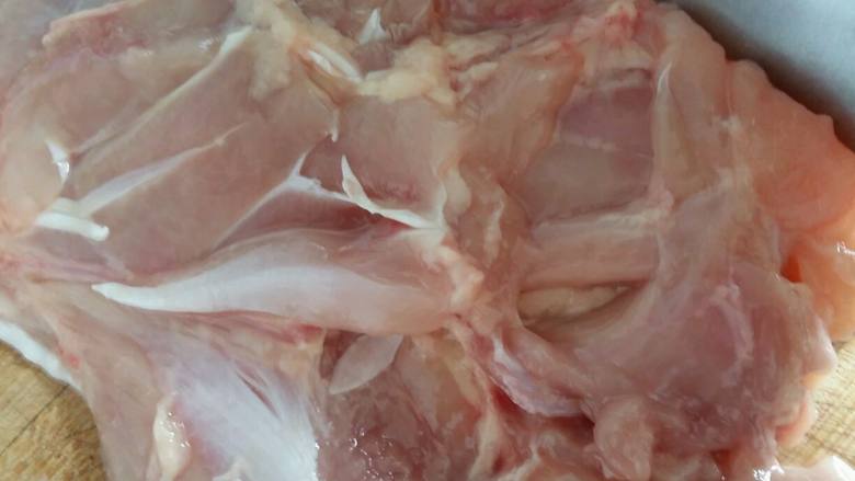 照烧鸡腿饭,用刀背给鸡肉按摩一下，方便入味，用力不要太大。不砍断就行。