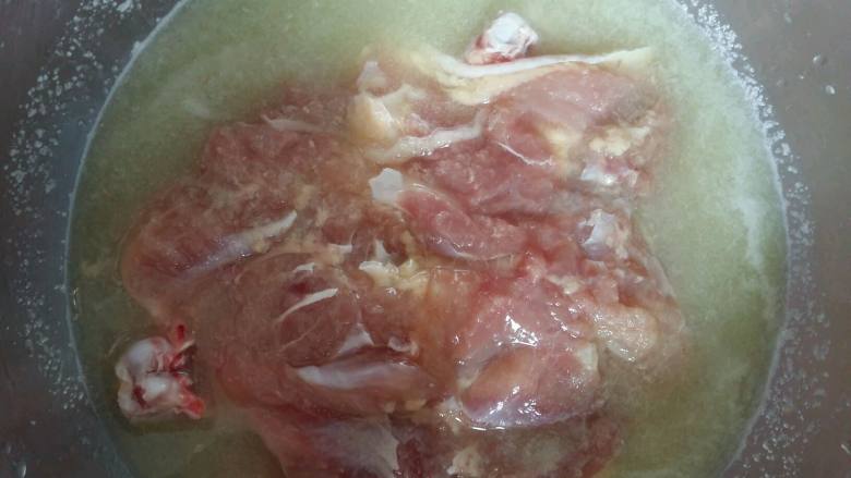 照烧鸡腿饭,把鸡腿肉放入葱姜蒜汁中腌制，这是为了更好的去处腥味，当然也可以不用弄葱姜水，直接用料酒也可以。
给鸡肉按摩一会，和葱姜汁一起放入密封的容器中，放入冰箱冷藏腌制2小时。