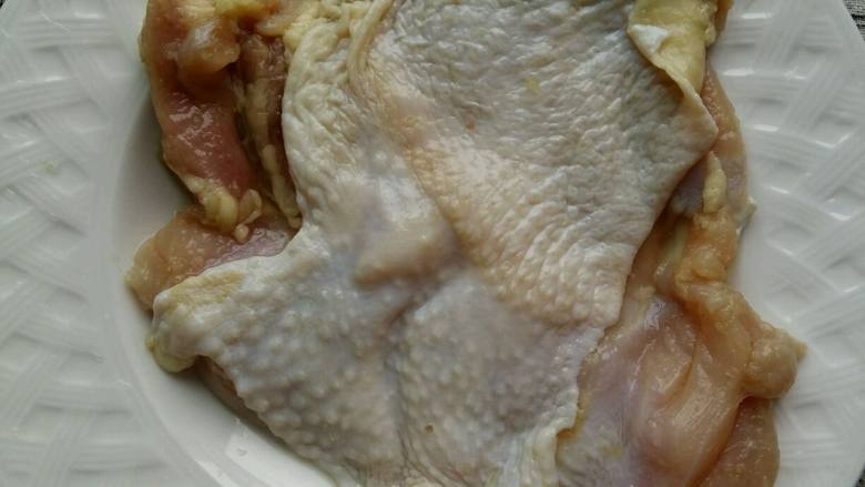 照烧鸡腿饭,鸡肉腌制好了，拿出来用厨房纸巾吸干水份，也可以用吹风机把鸡皮表面吹干，这样煎出来的表面会脆一些。