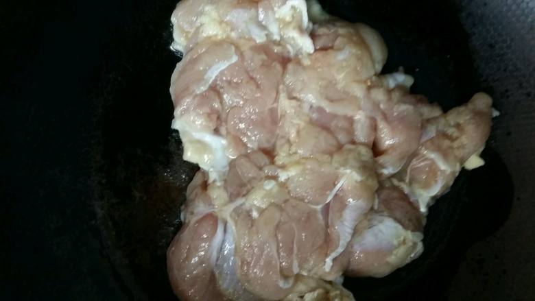 照烧鸡腿饭,煎鸡肉最好用不粘锅，不粘锅的话不用放油，因为鸡皮会出油。如果是普通锅就要放一点点油，鸡皮朝下，中小火煎黄。