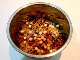 莲子八宝粥,把浸泡好的杂粮倒入锅中，加入冷水