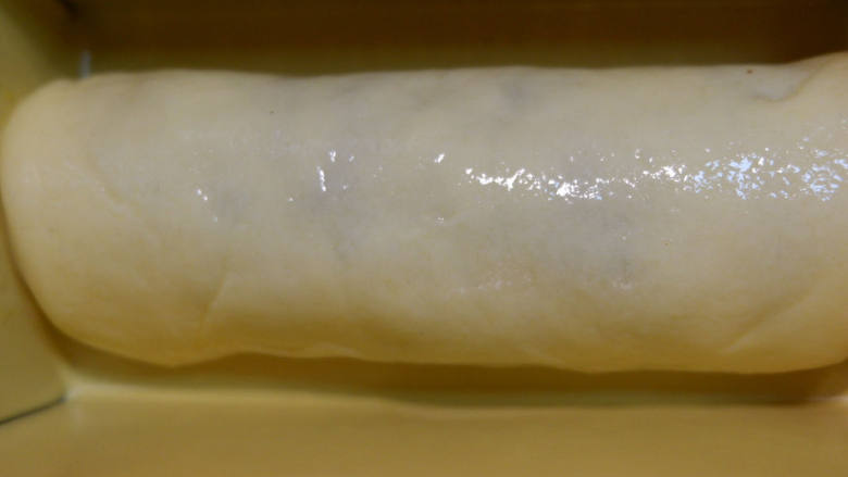 豆沙面包卷,送进烤箱进行最后一次发酵1.5到2倍大。发酵好的面包生胚薄薄的刷上一层全蛋液。