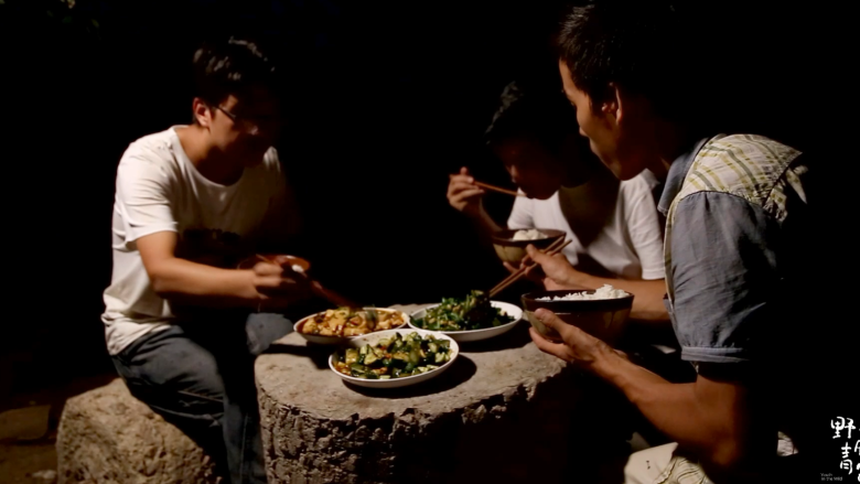 《野居青年》隐居小伙深夜做出三道小菜，深山里的美味