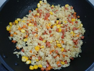 菠萝咖喱饭,倒入米饭翻炒均匀即可，盛出备用。