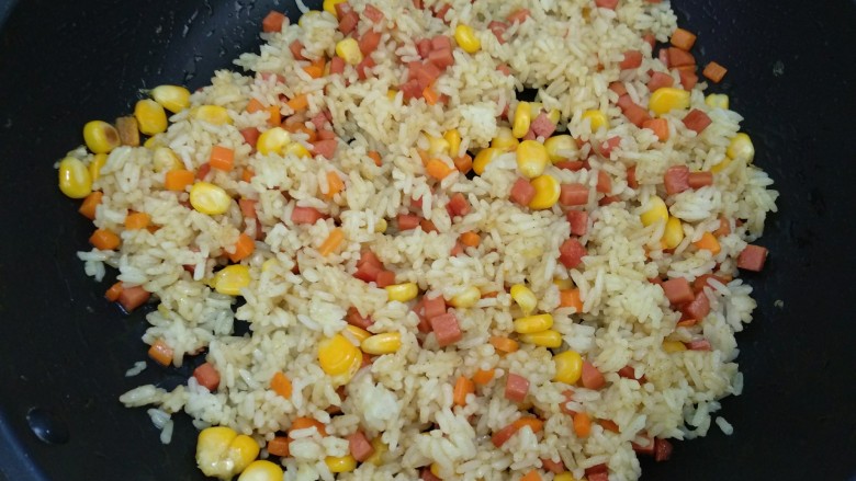 菠萝咖喱饭,倒入米饭翻炒均匀即可，盛出备用。