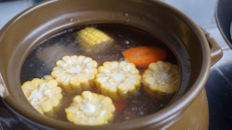 紫淮山玉米猪骨汤,加入玉米和红枣