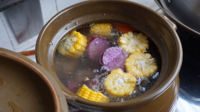 紫淮山玉米猪骨汤,加紫淮山和姜片