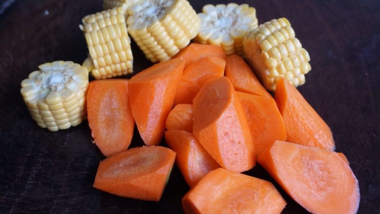 紫淮山玉米猪骨汤,胡萝卜切块，玉米切小段