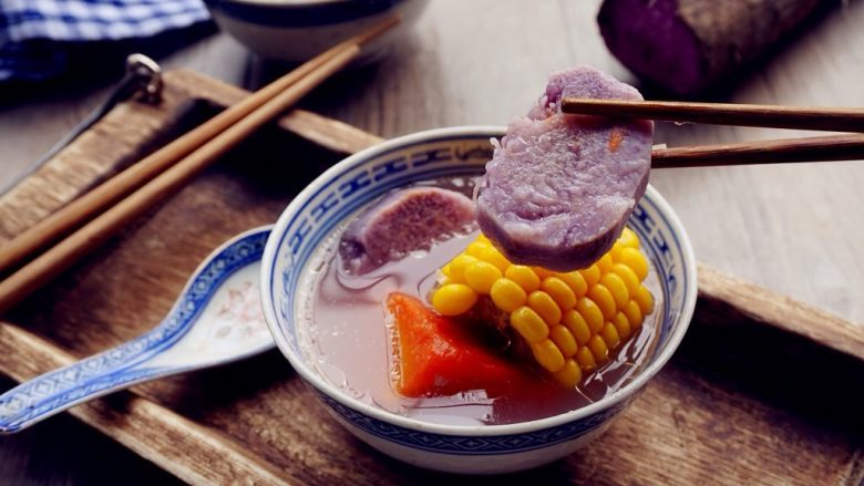 紫淮山玉米猪骨汤,最后加盐调味即可