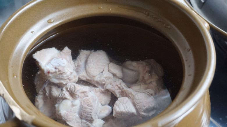 紫淮山玉米猪骨汤,将猪骨放进装了水的瓦煲里