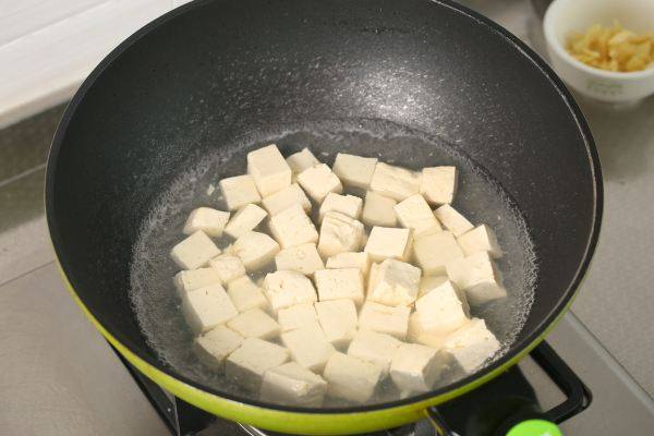 韩式辣酱豆腐,将豆腐放入锅中焯水，去除豆腥味。焯好捞出沥干水备用。