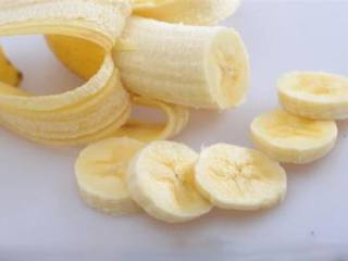 香蕉奶昔,香蕉选择熟透的比较好，不会有青涩的口感。软一些的更好，不要选择青皮香蕉，也不要使用芭蕉。