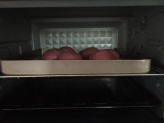 红红火火 花环餐包,二次发酵，放入烤箱中层，底层放烤盘放开水制造温度和湿度，15分钟换一次开水，50分钟左右，至两倍大即可
