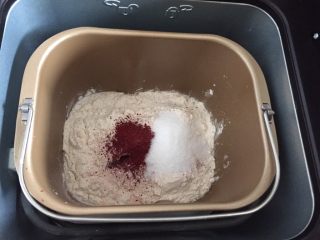 红红火火 花环餐包,放入低粉，红曲粉、糖（糖不可直接碰到酵母，不然酵母会被甜死哒）
打开搅拌功能开始搅拌