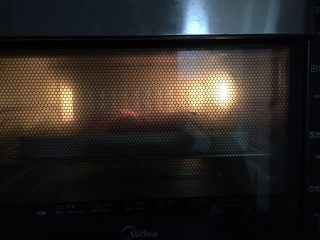 红红火火 花环餐包,放入预热好的烤箱175度20分钟
后五分钟盖上锡纸防止过度上色
温度根据自己烤箱微调