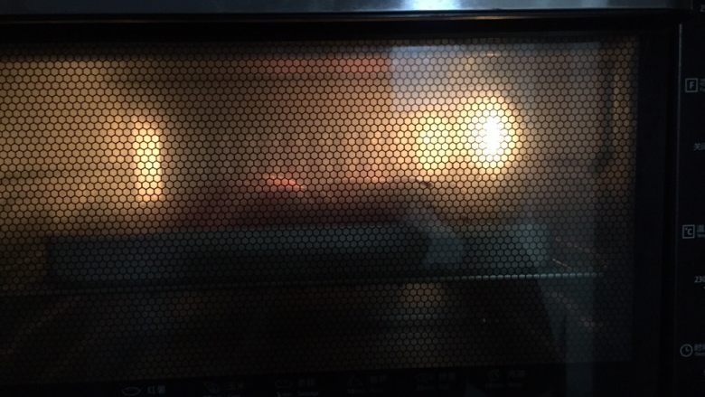红红火火 花环餐包,放入预热好的烤箱175度20分钟
后五分钟盖上锡纸防止过度上色
温度根据自己烤箱微调