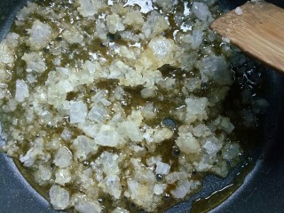 花生芝麻糖（家庭版）,一定要用小火，边熬制边搅拌，直至冰糖完全融化