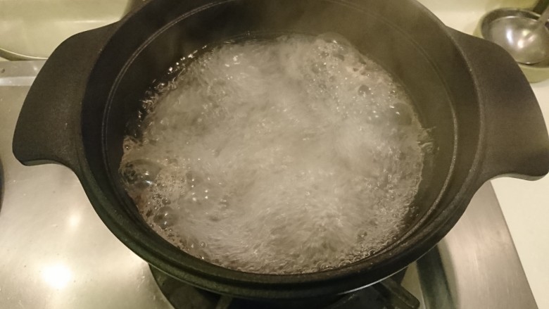 五行排骨汤,1200cc的水加扇子骨燒開，撈掉浮沫，繼續煮