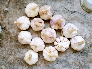 腊八蒜,准备好数头紫皮大蒜呗。