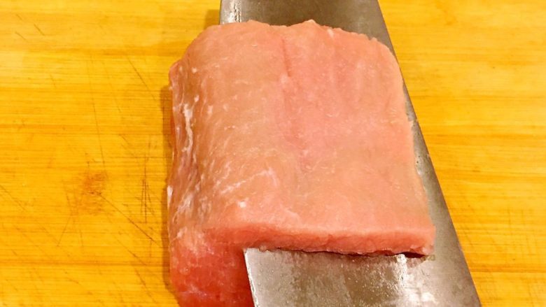 椒盐排条,把猪肉横切成1厘米厚的薄片