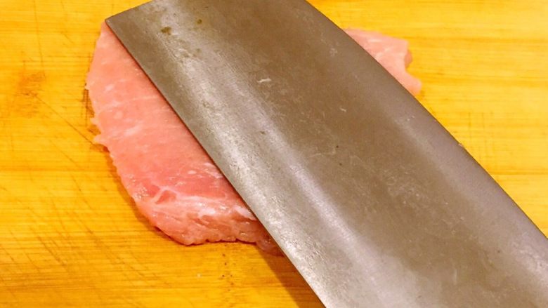 椒盐排条,再用刀的侧面拍肉，这样会使之后的排条口感嫩