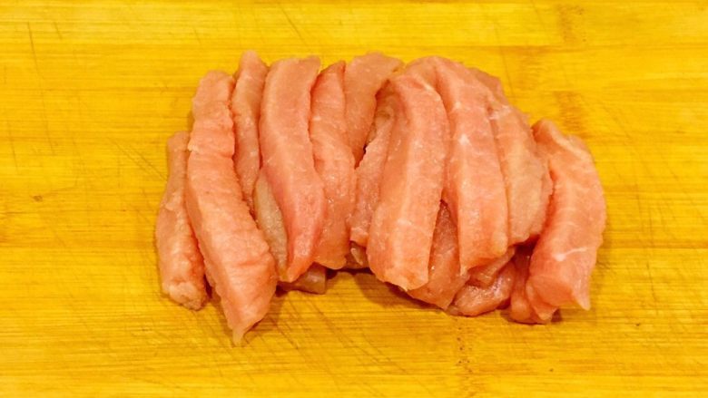 椒盐排条,将肉片切成1厘米*6厘米见方的条