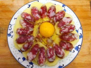 创意料理の家常马铃薯腊肠蒸鸡蛋,如图所示