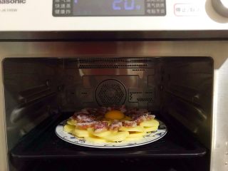 创意料理の家常马铃薯腊肠蒸鸡蛋,放入蒸箱，水箱放满水，选择原气蒸功能，20分钟，即可