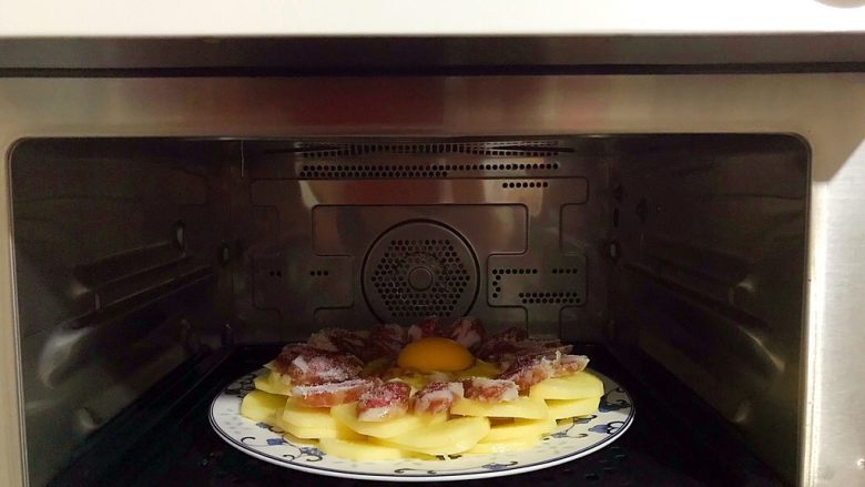创意料理の家常马铃薯腊肠蒸鸡蛋,放入蒸箱，水箱放满水，选择原气蒸功能，20分钟，即可