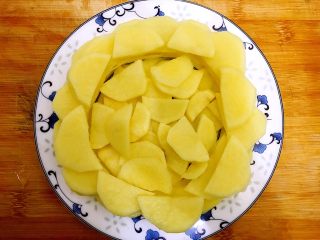 创意料理の家常马铃薯腊肠蒸鸡蛋,将切好的马铃薯如图所示，码在盘子里