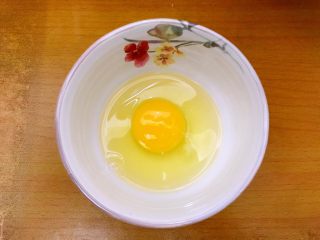 创意料理の家常马铃薯腊肠蒸鸡蛋,鸡蛋磕入碗内