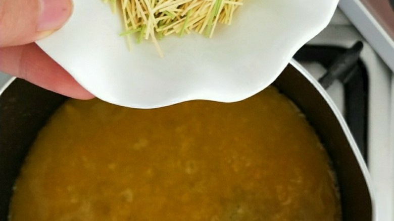 南瓜浓汤超级细面,锅中加入适量清水和南瓜泥，烧开后加入细面