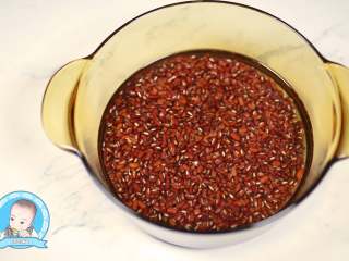 豆沙 铜锣烧,首先制作豆沙馅
红豆用清水洗净，泡2小时。
如果能够提前一天准备更好。