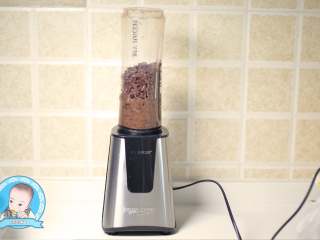 豆沙 铜锣烧,使用榨汁机，就可以轻松制作成豆泥。
（加入煮豆子的红豆水就可以，这样味道会更浓）