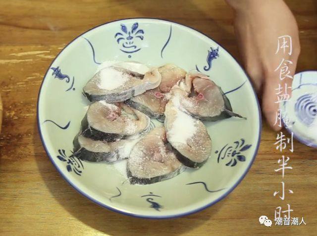 干煎马鲛鱼,❥ 沥干后，放入盘中，撒上适量的盐，涂抹均匀，腌制半个小时，待其入味