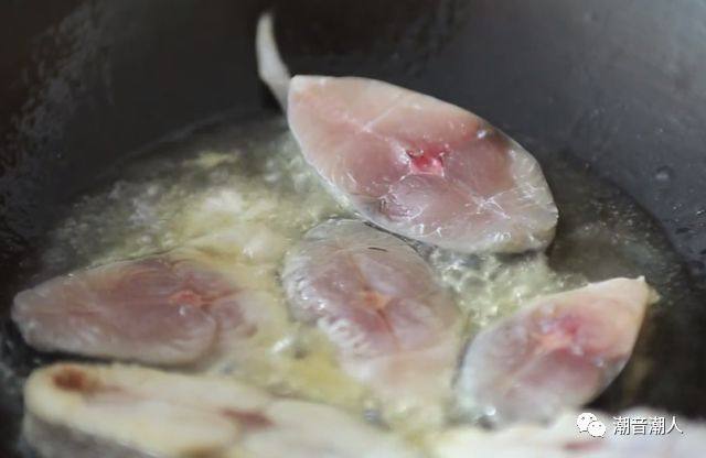 干煎马鲛鱼,❥ 然后热锅，倒入适量的油，待油热起来时，便可放入切好的马鲛鱼，大火煎一分钟