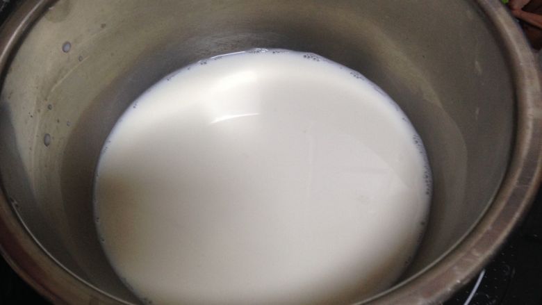 北海道注心蛋糕,牛奶倒入奶锅加热至开关火